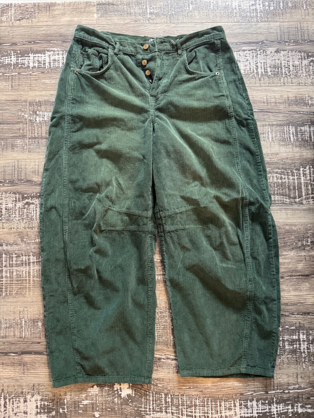 GOOD LUCK MID-RISE CORD BARREL JEANS - CYPRESS
NWOT
FREE PEOPLE /WE THE FREE